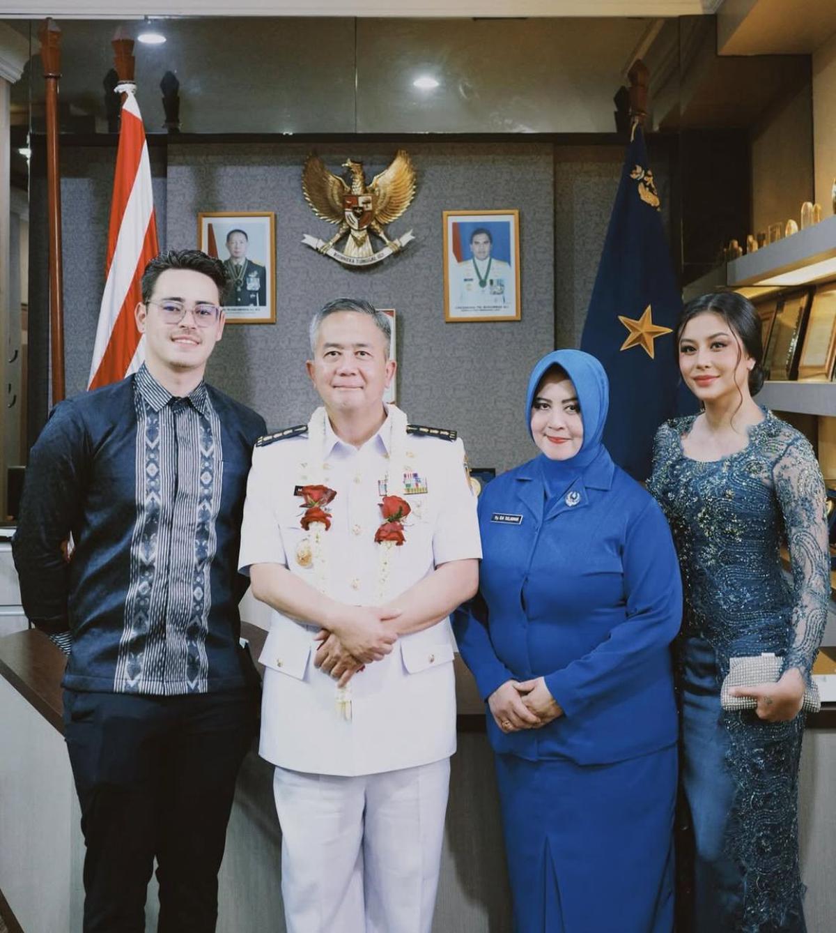 7 Potret Awkarin Mendampingi Sang Ayah dalam Pelantikan Jabatan Baru, Gaya Elegan Jadi Sorotan