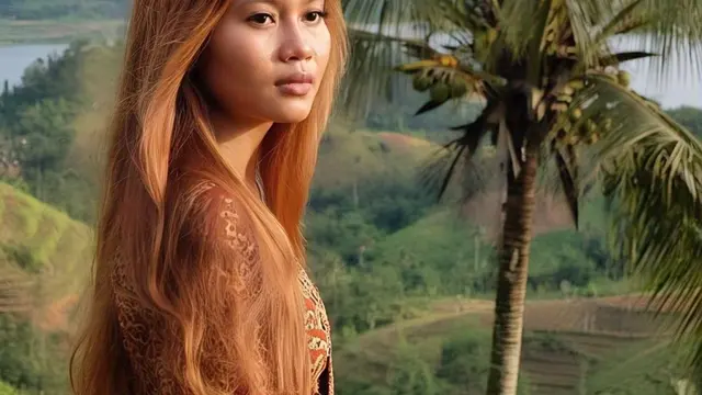 Ilustrasi Model Rambut Golden Brown dengan Copper Undertones/Meta AI