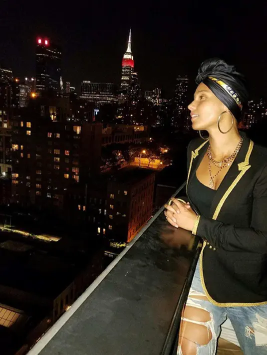 Ternyata hidup sehat seperti ini tak hanya dilakukan Alicia. Artis cantik lainnya seperti Jenifer Lopez dan Tayor Hill juga menerapkan gaya hidup yang sama, yang bertujuan untuk kecantikan kulit mereka. (Instagram/aliciakeys)