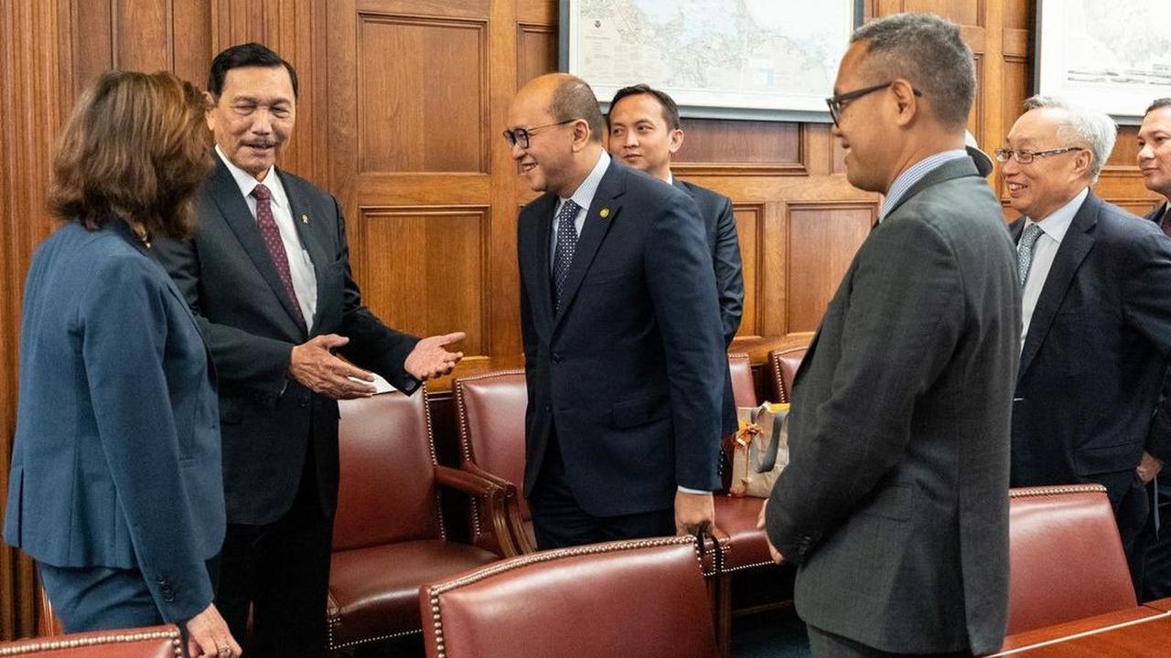 Tak hanya itu, dia mengaku susah mendapatkan tiket pulang ke Indonesia karena di Amerika Serikat (AS) sedang musim liburan.