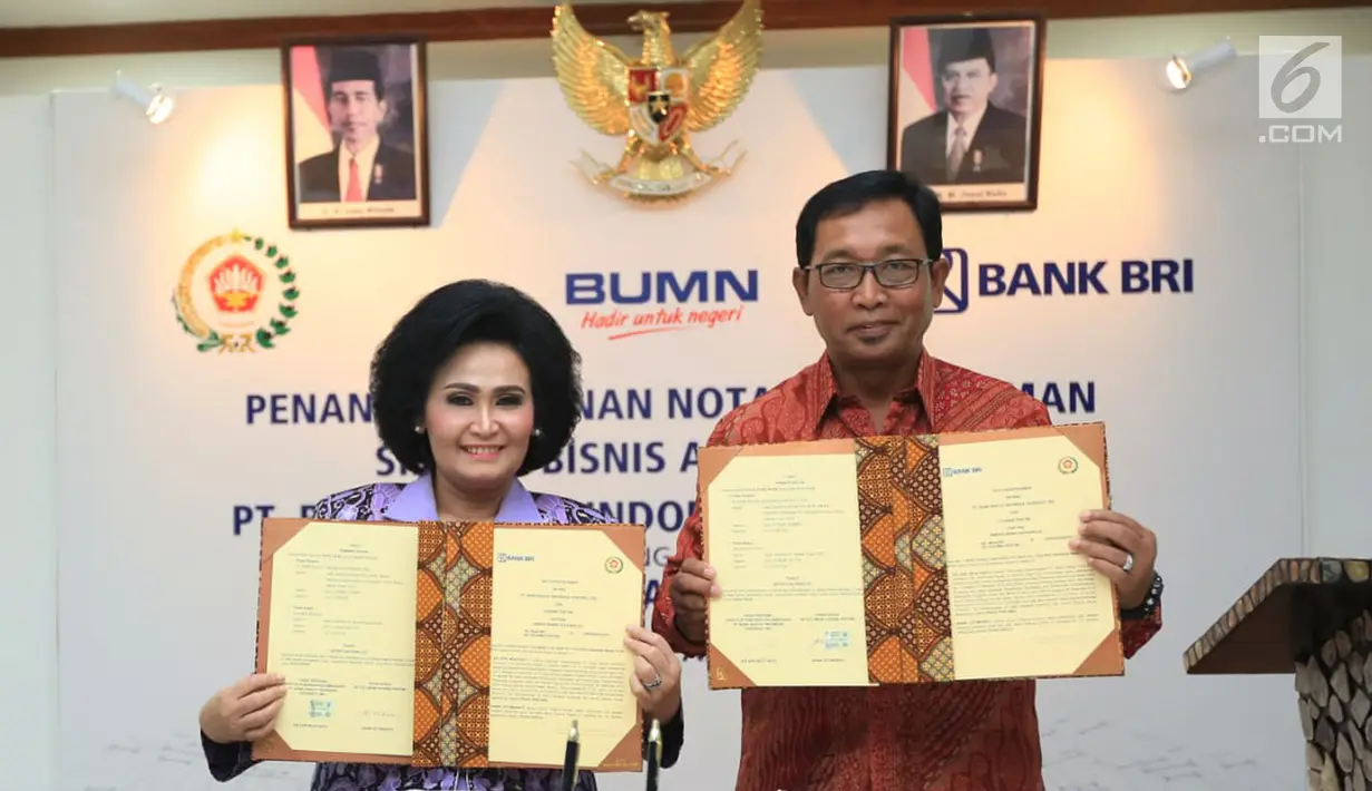 Direktur Hub. Kelembagaan Bank BRI Sis Apik Wijayanto dan Ketum Dharma Pertiwi Nanny Hadi Tjahjanto menunjukkan Nota Kesepahaman Layanan Jasa Keuangan Perbankan melalui Agen BRILink, di Jakarta, (15/4). Bank BRI berpartisipasi aktif mengimplementasi program inklusi keuangan. (Liputan6.com/HO/Roni)