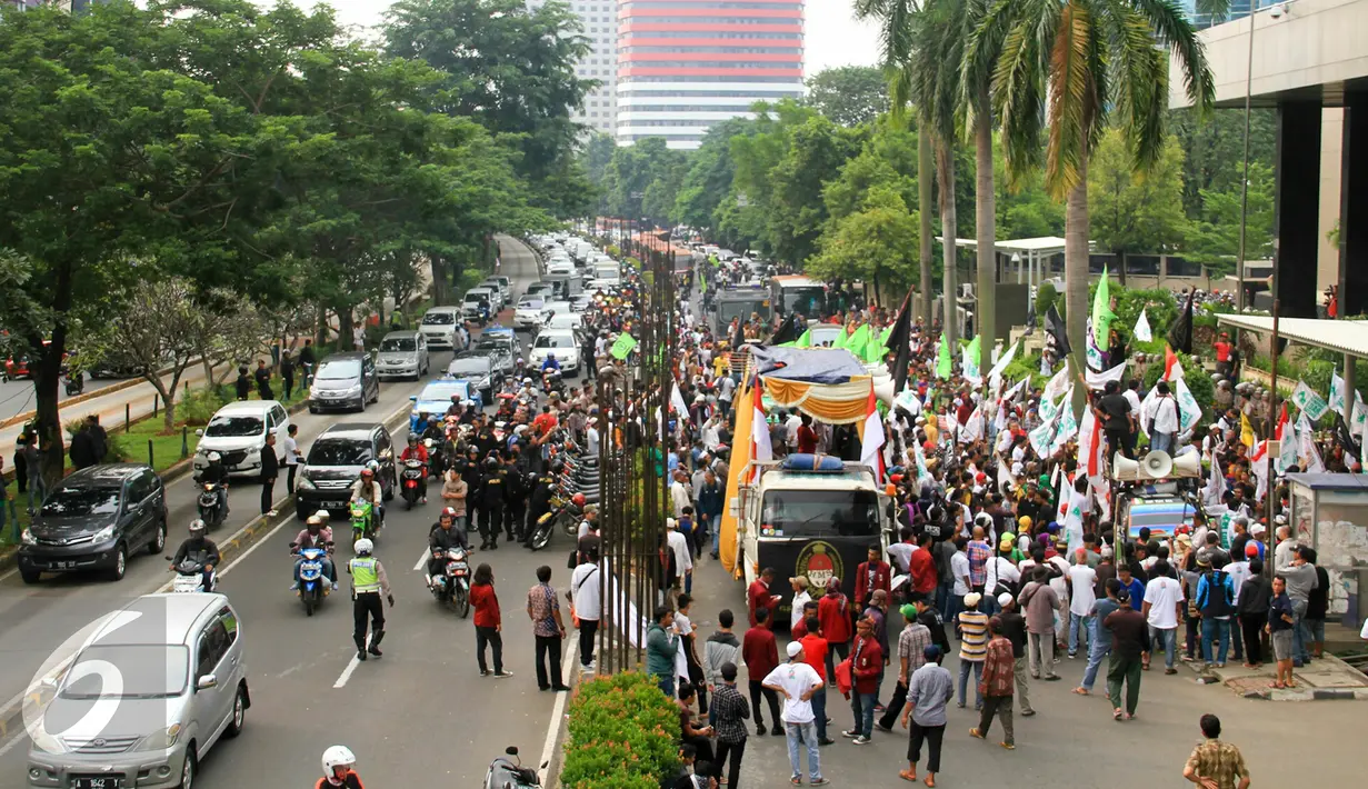 Aksi demontrasi menuntut KPK segera mengusut Ahok menyebabkan macet di depan Gedung KPK, Jakarta, Jumat (20/5). Aksi ini tiba-tiba menjadi ricuh dan massa melempari gedung KPK dengan batu. (Liputan6.com/Yoppy Renato)