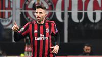 Pemain AC Milan Fabio Borini berselebrasi usai mencetak gol ke gawang Ludogorets Razgrad pada leg kedua babak 32 besar Liga Europa di San Siro, Milan, Kamis (22/2). Milan menang tipis 1-0 sehingga lolos ke babak 16 besar. (Daniel Dal Zennaro/ANSA via AP)