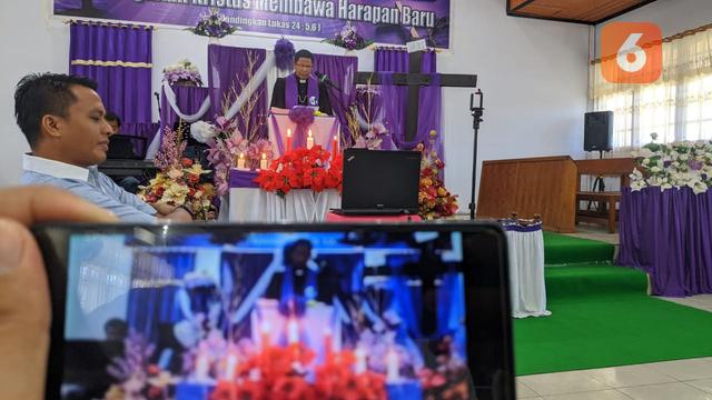 Pdt Jan Elias Tendean sedang berkhotbah