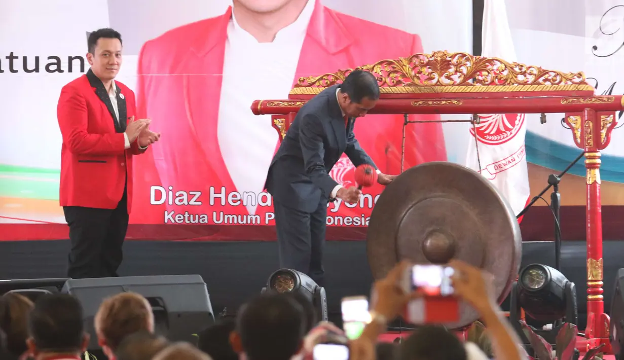 Presiden Joko Widodo (Jokowi) didampingi Ketua umum baru PKPI, Diaz Hendropriyono memukul gong sebagai tanda penutupan kongres luar biasa Partai Keadilan dan Persatuan Indonesia (PKPI) di Jakarta, Senin (14/5). (Liputan6.com/Angga Yuniar)