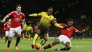 Penyerang Watford, Odion Ighalo, berusaha melewati bek Manchester United, Timothy Fosu-Mensah. Kemenangan ini membuat MU naik ke posisi 5 klasemen Liga Inggris. (Reuters/Jason Cairnduff)