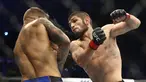 Khabib Nurmagomedov (kanan) meninju Dustin Poirier dalam pertarungan UFC 242 di Mal Yas di Abu Dhabi, Uni Emirat Arab (7/9/2019).  Khabib menang di ronde ketiga dengan cara submission. (AP Photo/ Mahmoud Khaled)
