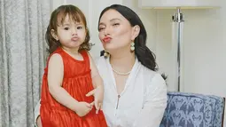 Dalam sesi pemotretan ini, Asmirandah dan baby Chloe tampil menawan dengan balutan busana bernuansa merah putih. Keduanya pun tampil kompak. Istri Jonas Rivanno ini tampil manis dengan busana putih. Sementara itu, putri semata wayangnya tampil menggemaskan dengan dress merah. (Liputan6.com/IG/@asmirandah89)