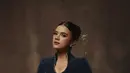 Sementara itu, Audi Marissa memilih gaya yang lebih klasik dan artsy. Ia tampil mengenakan kebaya kutu baru modern berwarna navy dengan detail trim emas yang memberi kesan sophisticated. Potongan peplum di bagian pinggang membuat siluet tubuhnya terlihat anggun, sementara kain batik warna maroon dengan motif emas memberi sentuhan tradisional yang kaya. Rambut sleek bun dengan aksesori emas di sisi kepala semakin menyempurnakan penampilannya yang terlihat seperti perempuan bangsawan Jawa modern. [@audimarissa],