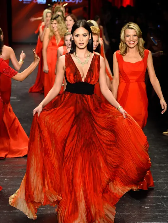 Miss Universe 2015, Pia Alonzo Wurtzbach membawakan gaun berwarna merah rancangan Macy dengan tema Go Red For Women Red di New York Fashion Week (11/2/2016). (AFP PHOTO/Frazer Harrison)