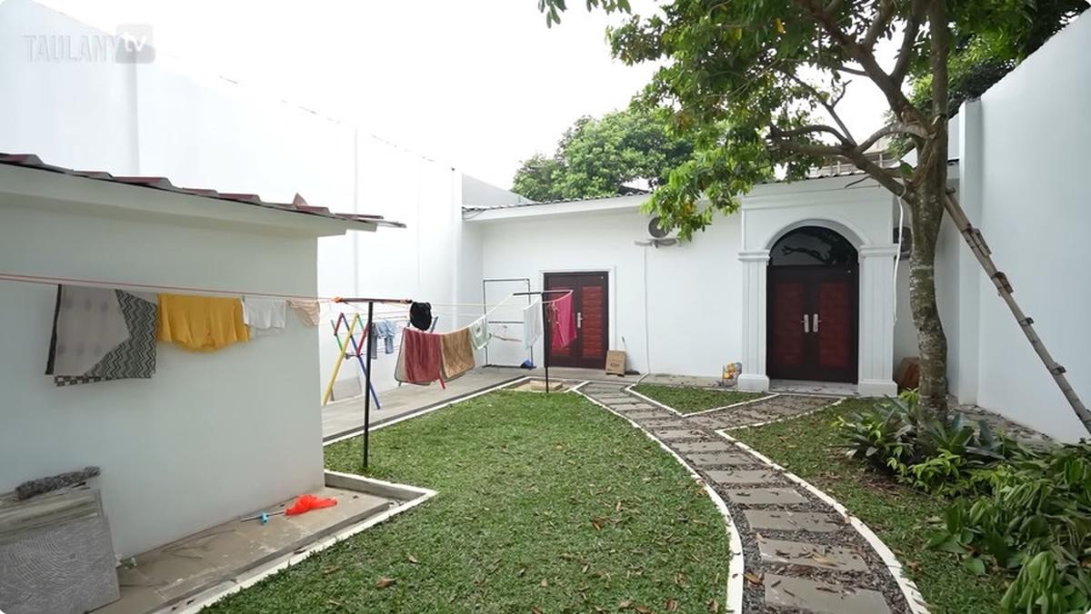 10 Potret Rumah Ustaz Solmed yang Luas Banget, Manjakan Tamu dengan Beragam Fasilitas Mewah - Buat Hunian Terpisah untuk ART