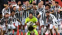 Gianluigi Buffon dan para pemain Juventus menjuarai Coppa Italia 2020/2021. Juventus menjadi juara setelah mengalahkan Atalanta di pertandingan final yang digelar di Stadion Mapei, Kamis (20/5/2021) dini hari WIB (MIGUEL MEDINA / AFP)