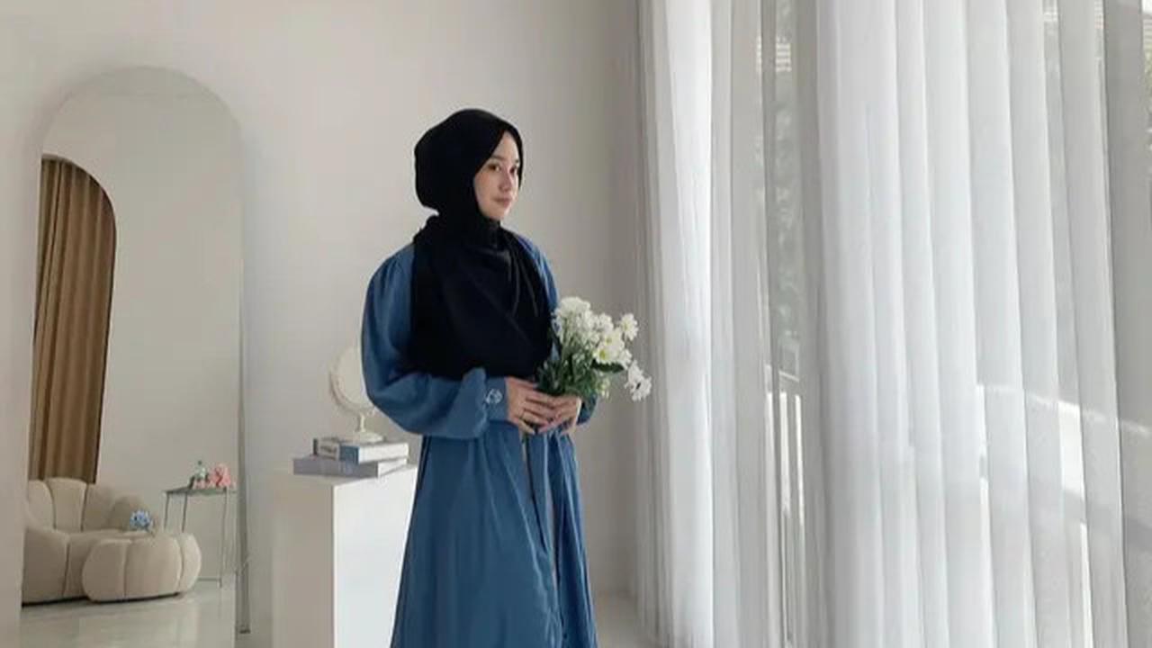 6 Inspirasi Model Gamis ala Khansa Mariska Istri Gus Azmi, Tampil Syar'i tapi Tetap Kekinian