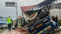 Bus Penuh Penumpang Oleng Tabrak Tembok di Asahan
