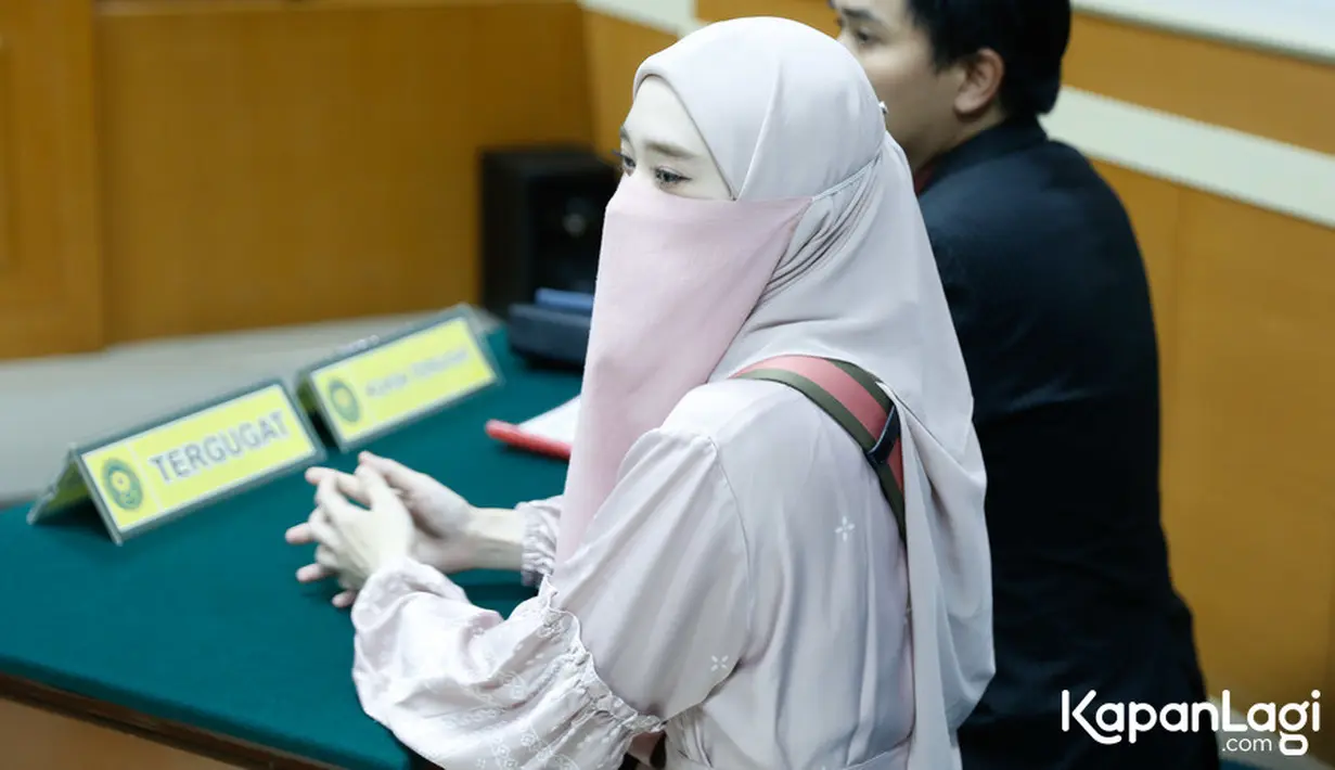 Perempuan tiga orang anak itu tampak di dalam ruang sidang didampingi kuasa hukumnya. [Foto: Bayu Herdianto/KapanLagi.com]