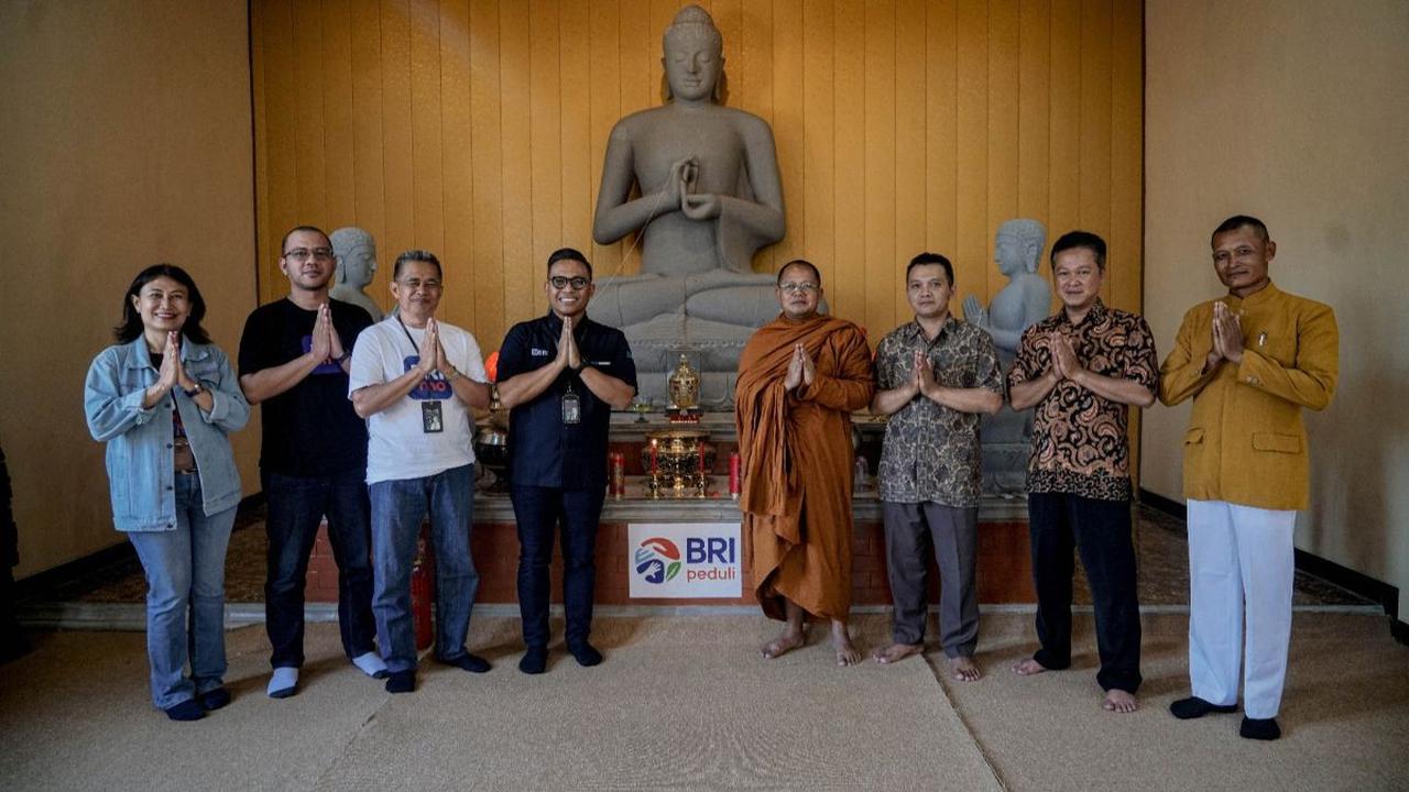 Waisak, BRI Salurkan Bantuan Sarana Pra-sarana Vihara & Bagikan Sembako Untuk Umat Buddha
