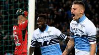 Gelandang Lazio, Sergej Milinkovic-Savic, melakukan selebrasi usai membobol gawang Atalanta pada laga Coppa Italia 2019 di Stadion Olympic, Roma, Rabu (15/5). Lazio menang 2-0 atas Atalanta. (AFP/Vincenzo Pinto)