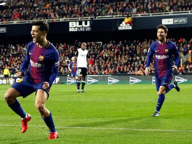 Pemain Barcelona Philippe Coutinho melakukan selebrasi usai mencetak gol ke gawang Valencia dalam pertandingan Copa del Rey di stadion Mestalla di Valencia (8/2). Barcelona menaklukan Valencia 2-0 di leg 2 semifinal. (AP Photo/Alberto Saiz)