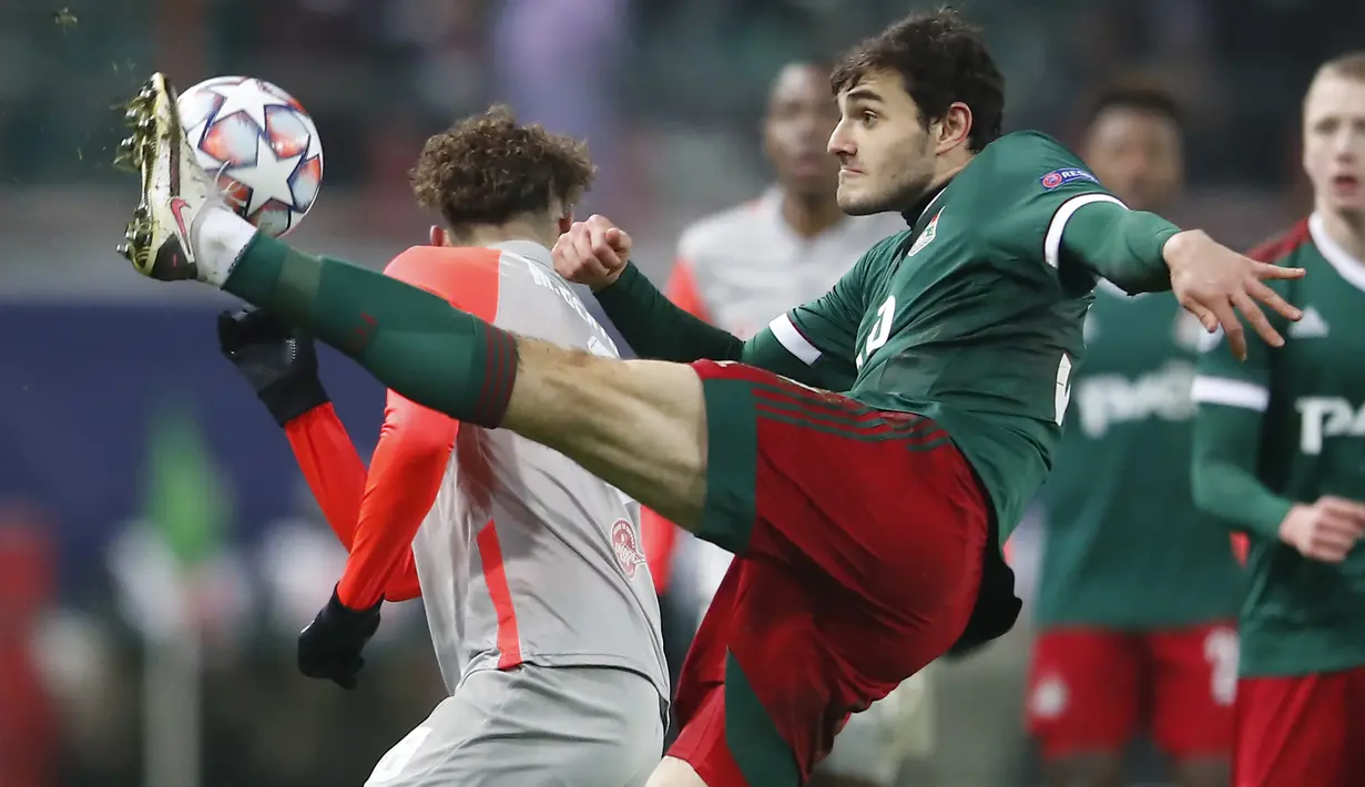Bek Lokomotiv Moscow, Stanislav Magkeev dan pemain depan RB Salzburg, Mergim Berisha bersaing berebut bola pada matchday 5 Grup A Liga Champions di Stadion RZD Arena, Rabu (2/12/20) dinihari WIB. RB Salzburg sukses menang dengan skor meyakinkan 3-1 atas Lokomotiv Moscow (MAXIM SHIPENKOV/POOL/AFP)