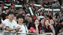 Sejumlah suporter Korea Selatan mengangkat poster bergambar bendera Palestina pada laga laga Grup B Kualifikasi Piala Dunia 2026 melawan Palestina di Seoul World Cup Stadium, Seoul, Korea Selatan, Kamis (05/09/2024) WIB. (AP Photo/Ahn Young-joon)