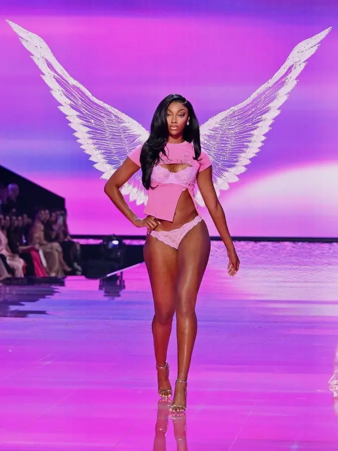 Pesona Bak Barbie Angel Reese, Atlet Pertama yang Melangkah di Runway Victoria’s Secret Fashion Show 2025