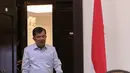 Wapres Jusuf Kalla tiba untuk menemui Sekjen ICIS, KH Hasyim Muzadi di Kantor Wakil Presiden, Jakarta, Senin (26/10/2015). Pertemuan membahas rencana Konvensi Islam Internasional di Malang dengan fokus perdamaian di Indonesia. (Liputan6.com/Faizal Fanani)