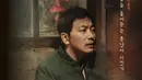 <p>Poster berikutnya menampilkan Kim Sang Soon (Lee Dong Hwi), dengan aura karismatik. Sorot matanya juga menunjukkan emosi kompleks berupa kemarahan dan ketidakpuasan terhadap dunia.</p>