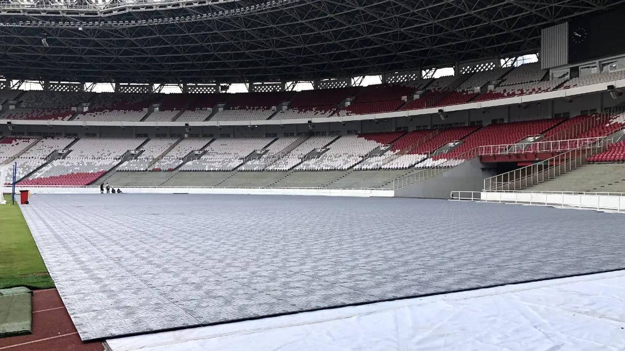 3. Penutup Rumput GBK Jelang Konser Coldplay Diimpor dari Inggris