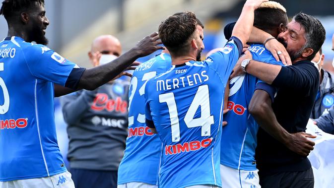 Pemain Napoli merayakan gol yang dicetak Victor Osimhen bersama sang pelatih, Gennaro Gattuso, dalam laga kontra Atalanta pada giornata keempat Serie A di San Paolo, Sabtu (17/10/2020). Napoli sukses meraih kemenangan telak 4-1 dalam laga ini. (AFP/Alberto Pizzoli)