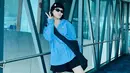 <p>Outfit Ayu Ting-Ting dengan baju longgar bisa jadi inspirasi airport outfit yang stylish. Ia padukan kemeja oversized dan celana pendek dengan sneakers dan sling bag besar. Beannie hitam bikin Ayu Ting-Ting terlihat SWAG ala Idol KPop [@ayutingting92]</p>