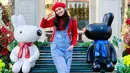 <p>Untuk busana natal yang santai dan menggemaskan, kamu dapat tiru outfit ala Asmirandah. Gunakan kaos atau tustle neck merah dan padu bersama denim overall. Lengkapi dengan topi beret untuk mempermanis gayamu. [Instagram/asmirandah89]</p>