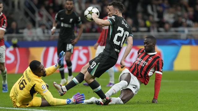 Foto: Terkena Cedera dan Dibobol Dua Gol, Apesnya Mike Maignan saat AC Milan Dipecundangi Liverpool di Liga Champions