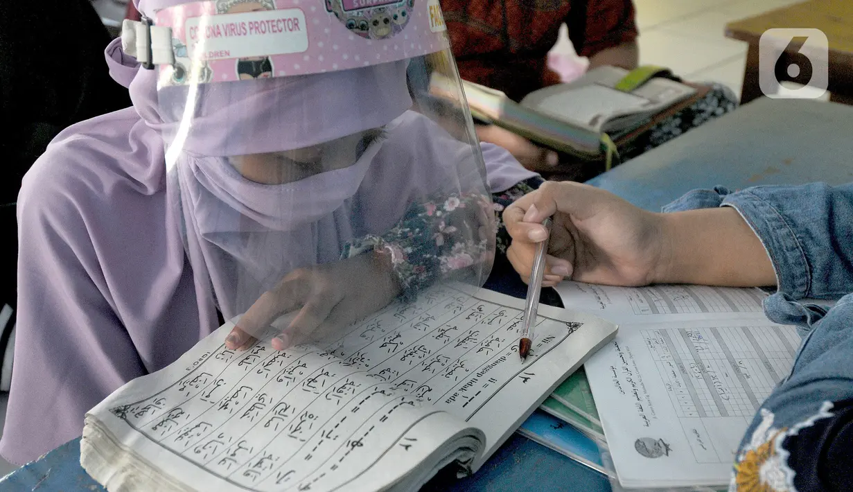 Seorang anak menghapal Al-Quran di Nabinatul Qur'an, Cinere,  Depok, Selasa (20/4/2021).  Momentum bulan Ramadhan 14420 H dimanfaatkan anak-anak untuk membaca dan menghapal Al-Quran secara bersama-sama untuk menambah amalan ibadah puasa. (merdeka.com/Arie Basuki)