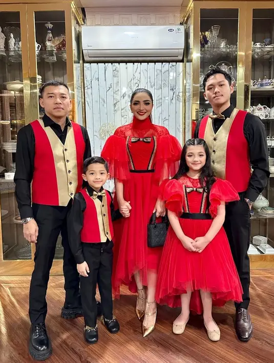 Sementara Anang dan Ashanty tampil serba merah. Ashanty kompak dengan Arsy pakai dress tutu. @ashanty_ash.
