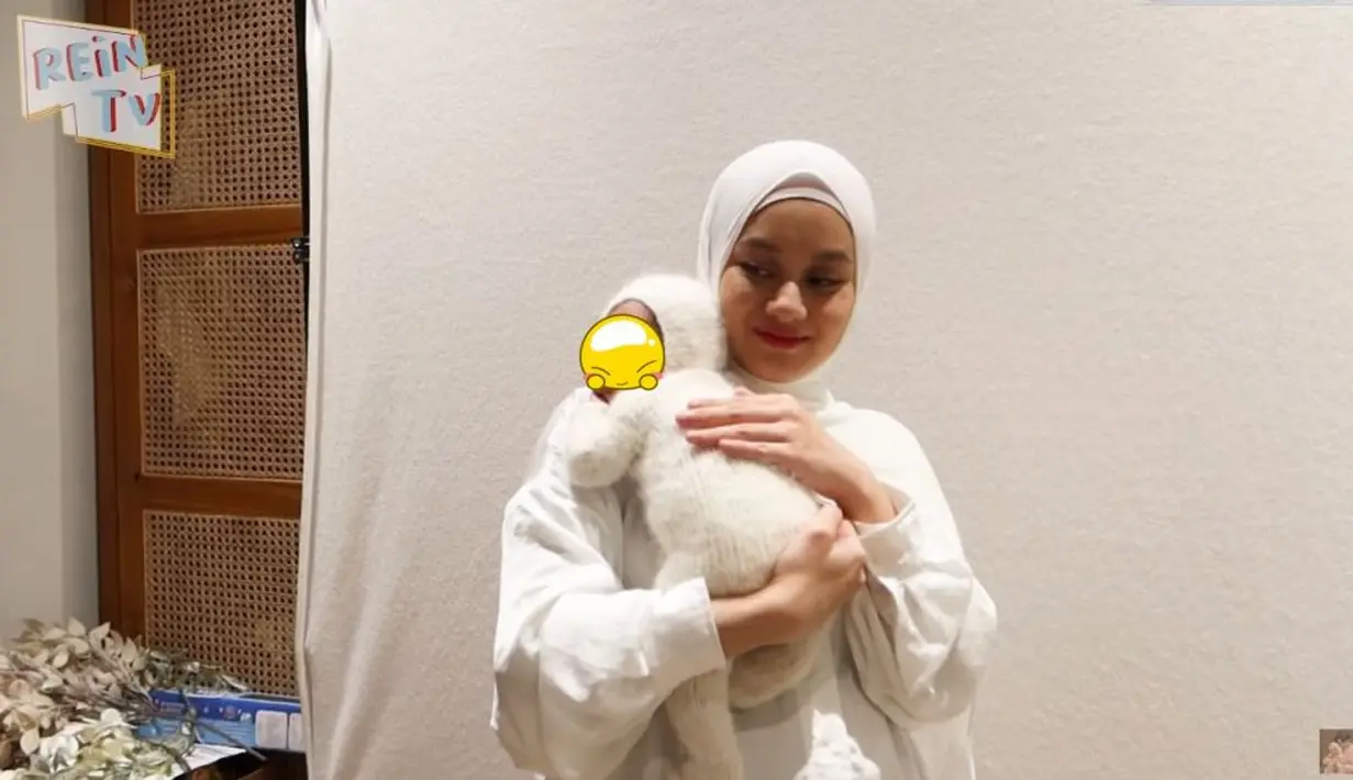 Rey Mbayang dan Dinda Hauw tampak kompak dengan mengenakan busana serba putih. (Foto: YouTube/Rein TV)