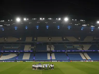 Para pemain dan pelatih Real Madrid melakukan briefing menjelang laga playoff Liga Champions 2024/2025 melawan Manchester City di Etihad Stadium, Manchester, Inggris, Selasa (11/02/2025) dini hari WIB. (AP Photo/PA/Martin Rickett)