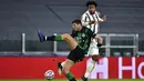 Pemain Juventus, Weston McKennie, berebut bola dengan pemain Ferencvaros, Lasha Dval, pada laga Liga Champions di Turin, Rabu (25/11/2020). Juventus menang dengan skor 2-1. (Marco Alpozzi/LaPresse via AP)