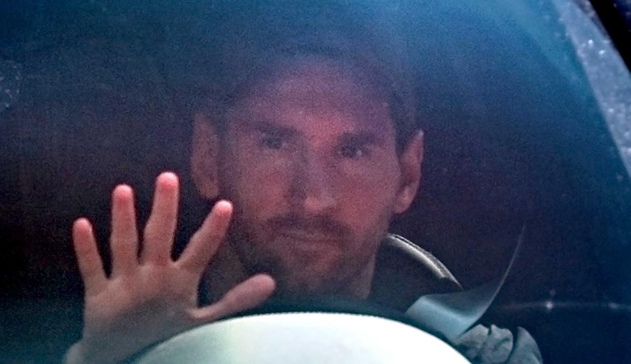 Striker Barcelona, Lionel Messi, dengan mengendarai mobil menuju ke lokasi latihan Barcelona, Senin (7/9/2020). Ini kali pertama Messi ikut berlatih sejak berusaha meninggalkan Barcelona namun gagal hengkang. (AFP/STR)