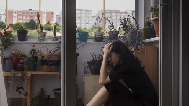 Mendengarkan Lagu Galau saat Patah Hati, Bikin “Sembuh” atau Makin Sedih?