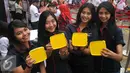 Sejumlah wanita menunjukan Tupperware gratis, Jakarta, Selasa (12/4).2500 Tupperware dibagikan secara gratis sebagai dukungan untuk membangun pola hidup sehat, hemat, dan ramah lingkungan melalui kebiasaan membawa bekal. (Liputan6.com/Gempur M Surya)