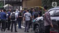 Tim penyidik kepolisian melakukan prarekonstruksi di rumah singgah Irjen Ferdy Sambo di Komplek Polri Duren Tiga, Jakarta, Sabtu (23/7/2022). Prarekonstruksi kali ini digelar di kediaman eks Kadiv Propam Irjen Pol Ferdy Sambo. (Liputan6.com/Faizal Fanani)