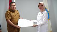 Kepala BPH Migas Erika Retnowati menyerahkan dokumen Perjanjian Kerja Sama (PKS) penyediaan, pengendalian dan pengawasan penyaluran JBT dan JBKP kepada Pemerintah Provinsi Sulawesi Tenggara (Pemprov Sultra) yang diwakili Kepala Kantor Penghubung Provinsi Sultra, Mustakim.