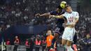 Bek Paris Saint-Germain (PSG) Abdou Diallo melompat untuk merebut bola dari bek Strasbourg Karol Filab pada laga pekan kedua Liga Prancis di Stadion Parc des Princes, Minggu (15/8/2021) dini hari WIB. PSG membekuk tamunya Strasbourg dengan skor 4-2. (AP Photo/Francois Mori)