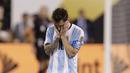 Pemain Argentina, Lionel Messi kecewa usai gagal melakukan penalti saat melawan Cile pada Final Copa America Centenario 2016 di Stadion MetLife, AS, Senin (27/6/2016). (Mandatory Credit: Adam Hunger-USA TODAY Sports)