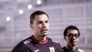 Kiper Timnas Indonesia, Emil Audero memberikan keterangan di depan media saat latihan menjelang laga Putaran Ketiga Kualifikasi Piala Dunia 2026 melawan China yang berlangsung di Stadion Madya, Kompleks Stadion Utama Gelora Bung Karno (SUGBK), Senayan, Jakarta, Senin (02/06/2025). (Bola.com/Bagaskara Lazuardi)