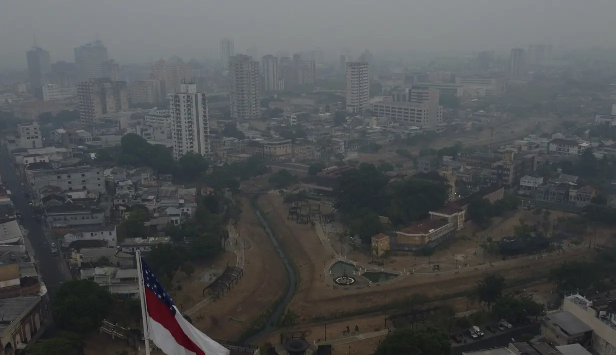 Di Manaus, kota berpenduduk 2 juta jiwa, kualitas udara termasuk yang terburuk di dunia, yang menyebabkan penangguhan kelas-kelas di perguruan tinggi dan pembatalan berbagai kegiatan, termasuk maraton internasional. (AP Photo/Edmar Barros)