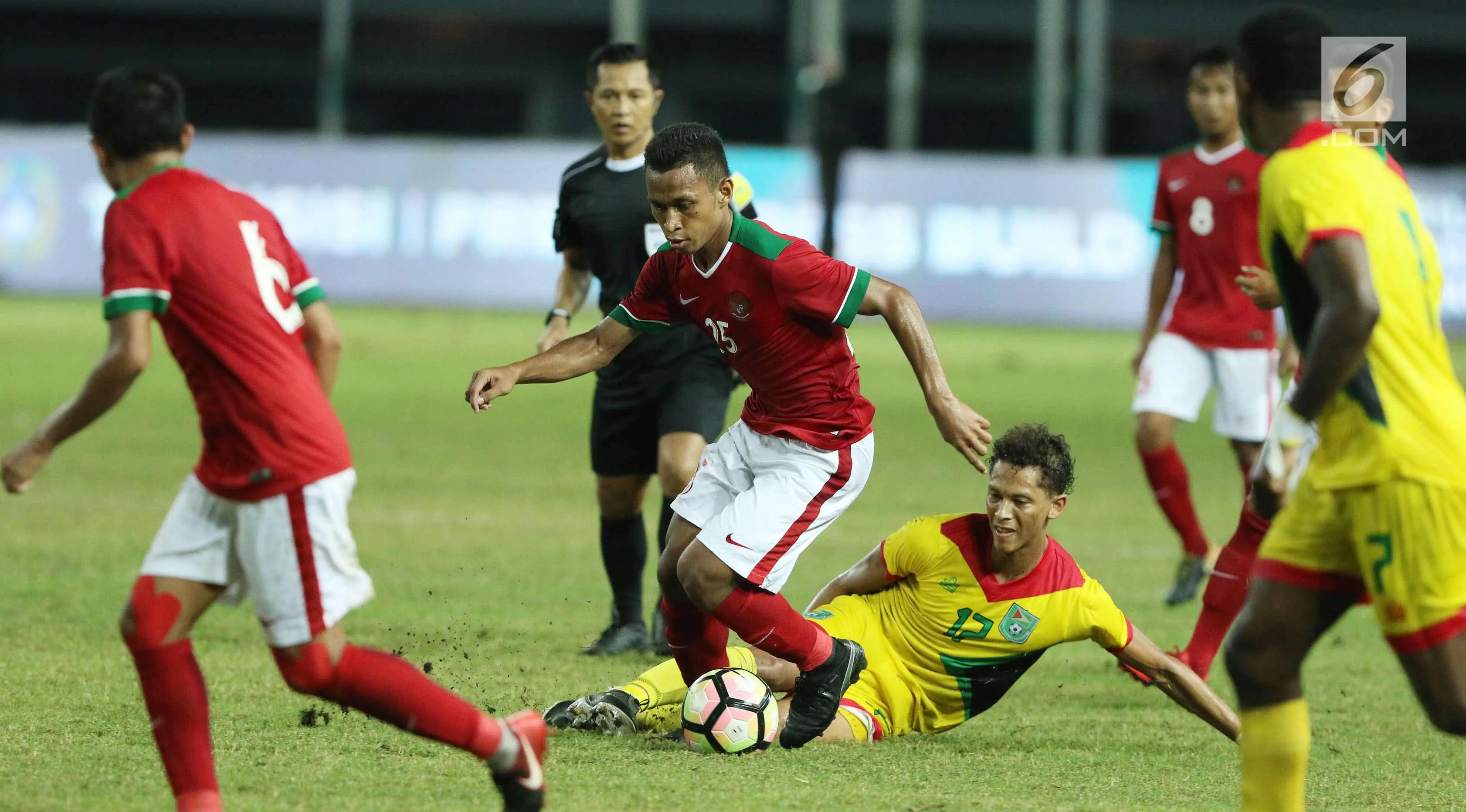 Gelandang Timnas Indonesia, Osvaldo A Haay (tengah) menghindari tekel pemain Guyana, Brandon Beresford pada laga persahabatan di Stadion Patriot Candrabhaga, Bekasi, Sabtu (25/11). Indonesia unggul 2-1. (Liputan6.com/Helmi Fithriansyah)