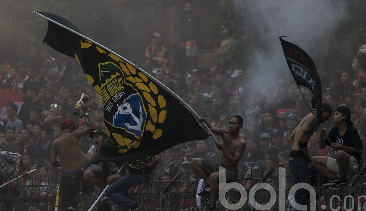 Para suporter Cilegon United, Vulcano Mania, memberikan dukungan saat laga uji coba melawan Persij Jakarta. Meski tergolong kelompok suporter baru, Volcano Mania memiliki basis masa pendukung yang cukup banyak. (Bola.com/Vitalis Yogi Trisna)