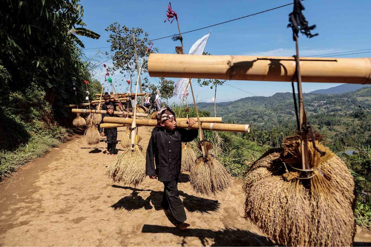 FOTO: Seren Taun ke-657, Warga Kasepuhan Gelar Alam Rayakan Syukur Panen di Sukabumi