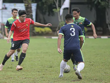 Pemain tim fraksi Gerinda berebut bola dengan pemain tim Gedung Taman DPR saat pertandingan dalam rangkaian HUT Gerindra ke-15 di Lapangan Sepak bola DPR RI, Jakarta, Selasa (31/1/2023). Sejumlah kegiatan dilaksanakan dalam rangkaian HUT Gerinda Ke-15 yang digelar sederhana dan tidak secara foya-foya. (Liputan6.com/Faizal Fanani)